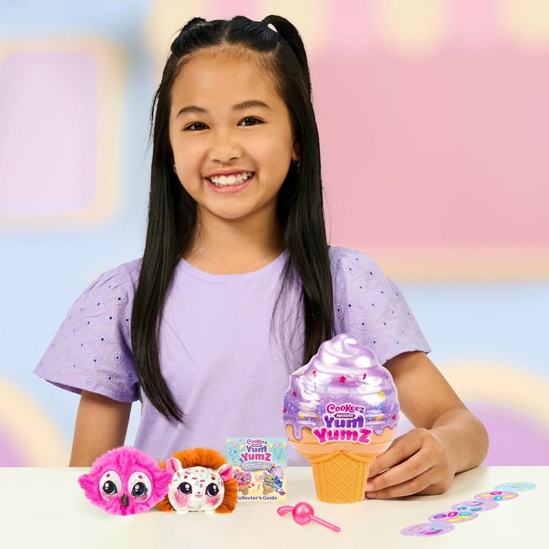Cookeez Makery مجموعة كوكيز ميكري يوم يومز - عبوة من قطعتين، مليئة بالمرح واللذة! أضف المكونات واكتشف حيوانين أليفين قطيفة معطرين ولطيفين للغاية داخل مخروط آيس كريم يمكنك تخصيصه - قد تختلف الأشكال - Image 2